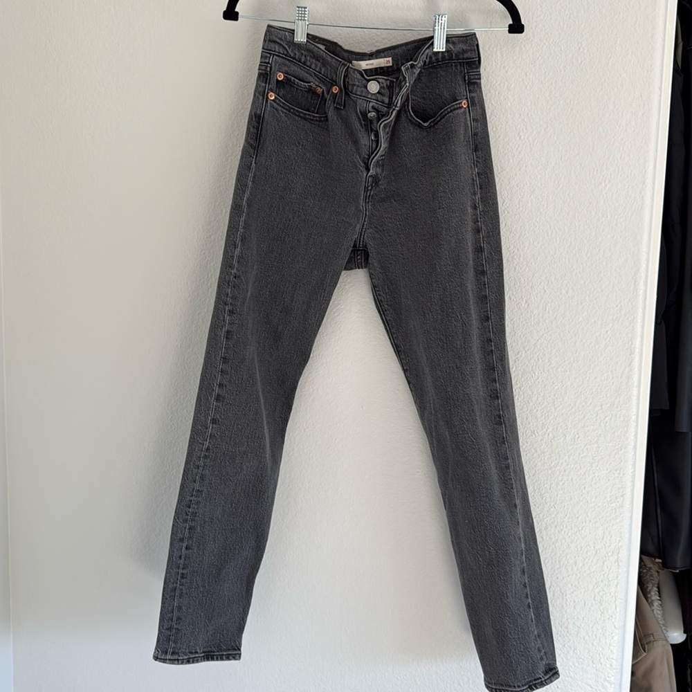 Gray Levi’s jeans